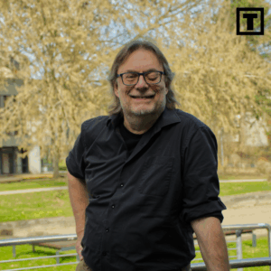 Am Donnerstag, 18.06.2026, um 19 Uhr zeige ich Ihnen im kostenlosen Live-Webinar den ersten konkreten Schritt aus dieser Abhängigkeit heraus. Der 14-Tage-ohne-Chef-Plan ist kein Wunschdenken. Es ist ein Test. Eine Methode. Ein erster Hebel.
